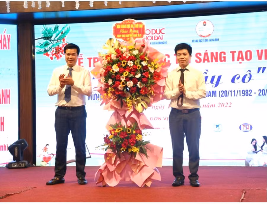 Nhà báo Nguyễn Văn Dũng - Trưởng Văn phòng đại diện Báo GD&TĐ khu vực MT-TN tặng hoa chúc mừng Sở GD&ĐT Hà Tĩnh.