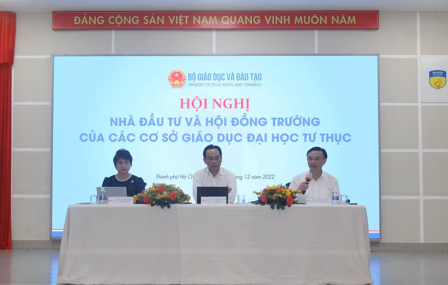Thứ trưởng Bộ GD&amp;ĐT Hoàng Minh Sơn; Vụ trưởng Vụ Tổ chức cán bộ Nguyễn Viết Lộc và Vụ trưởng Vụ Giáo dục đại học (Bộ GD&amp;ĐT) Nguyễn Thu Thủy chủ trì thảo luận.