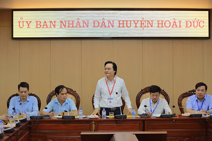 Sáng nay (24/6), Bộ trưởng Phùng Xuân Nhạ cùng đoàn công tác của Bộ GD&ĐT đã làm việc với ban chỉ đạo thi huyện Hoài Đức (Hà Nội). Bộ trưởng Phùng Xuân Nhạ nhấn mạnh không vì các sơ suất nhỏ ảnh hưởng đến kỳ thi đặc biệt quan trọng của quốc gia