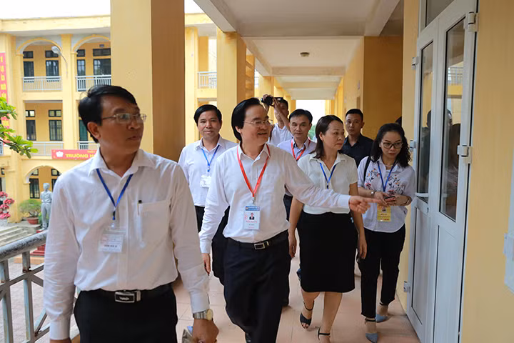 Trong suốt quá trình kiểm tra, Bộ trưởng Phùng Xuân Nhạ thường xuyên nhắc nhở cán bộ tham gia các khâu của kỳ thi làm đúng nhiệm vụ được phân không, không rời vị trí trong khi làm nhiệm vụ.
