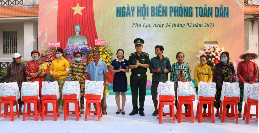 Tại ngày hội biên phòng toàn dân, Bộ đội biên phòng tỉnh Kiên Giang trao tặng 100 phần quà cho bà con nghèo, có hoàn cảnh khó khăn.