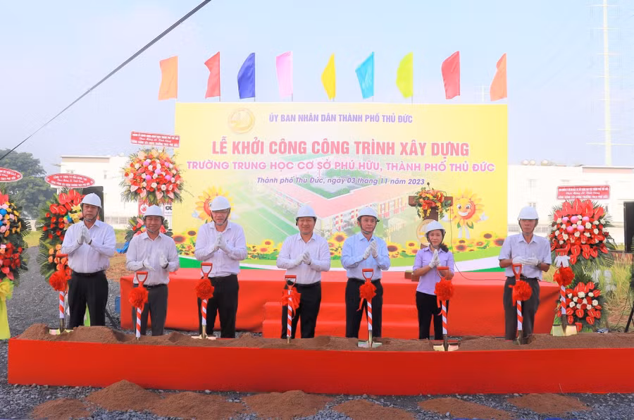 Các đại biểu thực hiện nghi thức khởi công công trình xây dựng Trường THCS Phú Hữu.