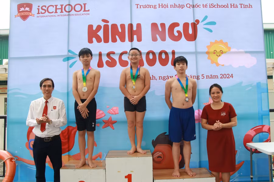Khối trung học có 2 Huy chương Vàng, 2 Huy chương Bạc và 2 Huy chương Đồng. Khối trung học có 2 Huy chương Vàng, 2 Huy chương Bạc và 2 Huy chương Đồng.