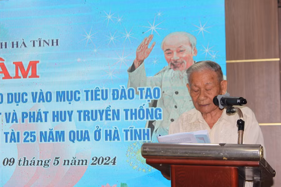 Nhà giáo Nhân dân Bùi Thân báo cáo tham luận. Nhà giáo Nhân dân Bùi Thân báo cáo tham luận.