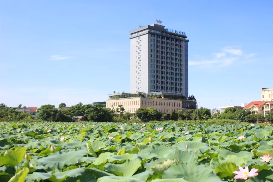 Khu đầm khoảng 2ha trồng sen của ông Đại với nhiều chủng loại như: sen cao sản, sen chuyên củ, sen tứ thời... Khu đầm khoảng 2ha trồng sen của ông Đại với nhiều chủng loại như: sen cao sản, sen chuyên củ, sen tứ thời...