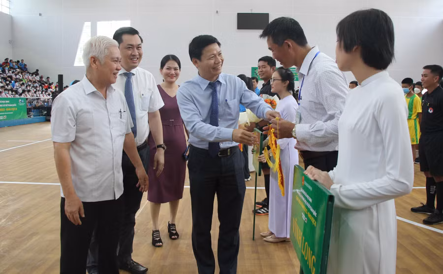 Ông Nguyễn Thanh Đề tặng cờ cho đơn vị tham gia giải đấu