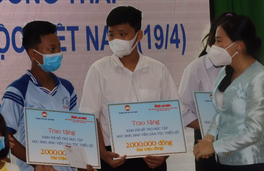 Bà Phan Kiều Thanh Hương trao kinh phí học tập cho học sinh, sinh viên dân tộc tỉnh Đồng Tháp.