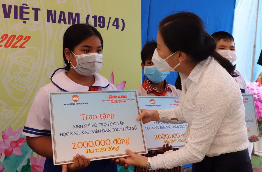 Bà Phan Kiều Thanh Hương trao kinh phí học tập cho học sinh dân tộc huyện Tịnh Biên.