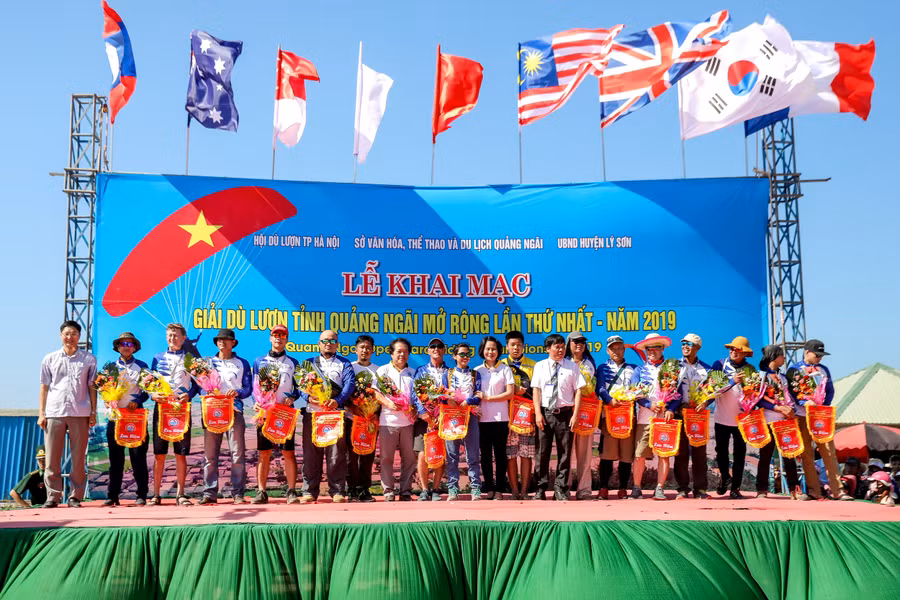 Đại diện các đoàn nhận hoa và cờ lưu niệm