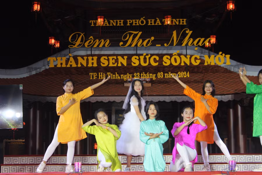 Các tiết mục được dàn dựng công phu và bài bản.Trong ảnh: Tiết mục hát múa "Mùa xuân của em" do HS Trường THCS Hưng Đồng biểu diễn.