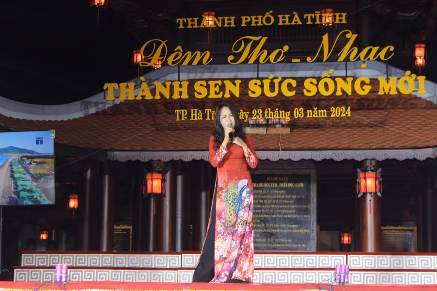 Cô giáo Phan Thị Thúy (GV Trường Tiểu học Thạch Trung) trình bày tiết mục Hà Tĩnh trong em.