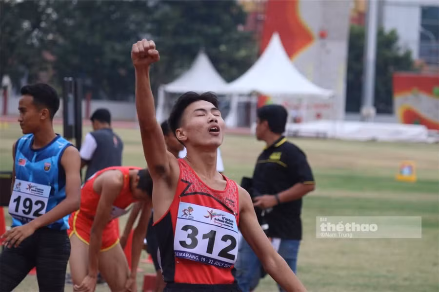 Lê Tiến Long HCV 1500m Nam
