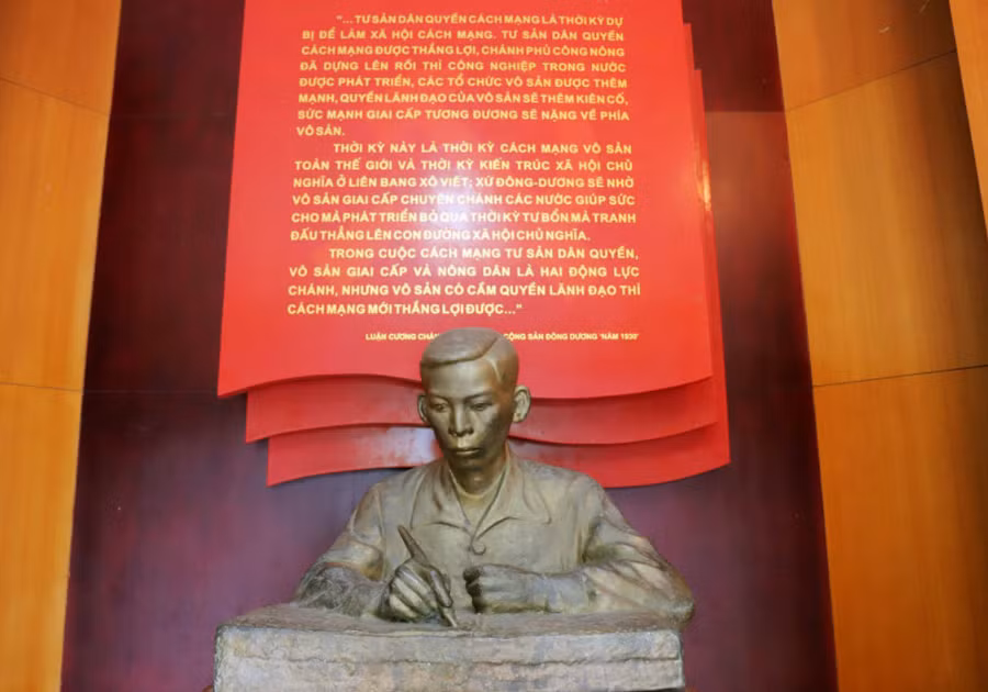Tổng Bí thư Trần Phú sinh ra tại Phú Yên, nguyên quán ở làng Tùng Sinh, nay thuộc xã Tùng Ảnh, huyện Đức Thọ (Hà Tĩnh).