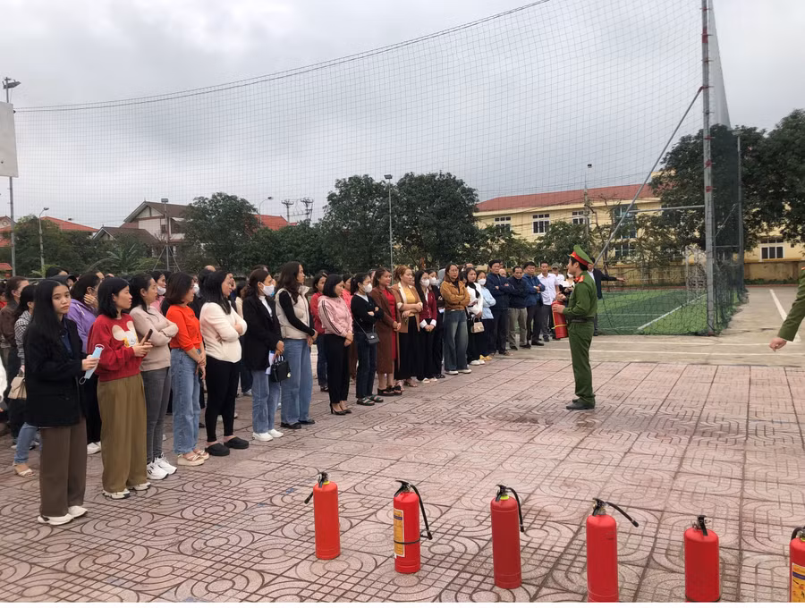 Các báo cáo viên truyền đạt các kiến thức về PCCC và CNCH. Các báo cáo viên truyền đạt các kiến thức về PCCC và CNCH.
