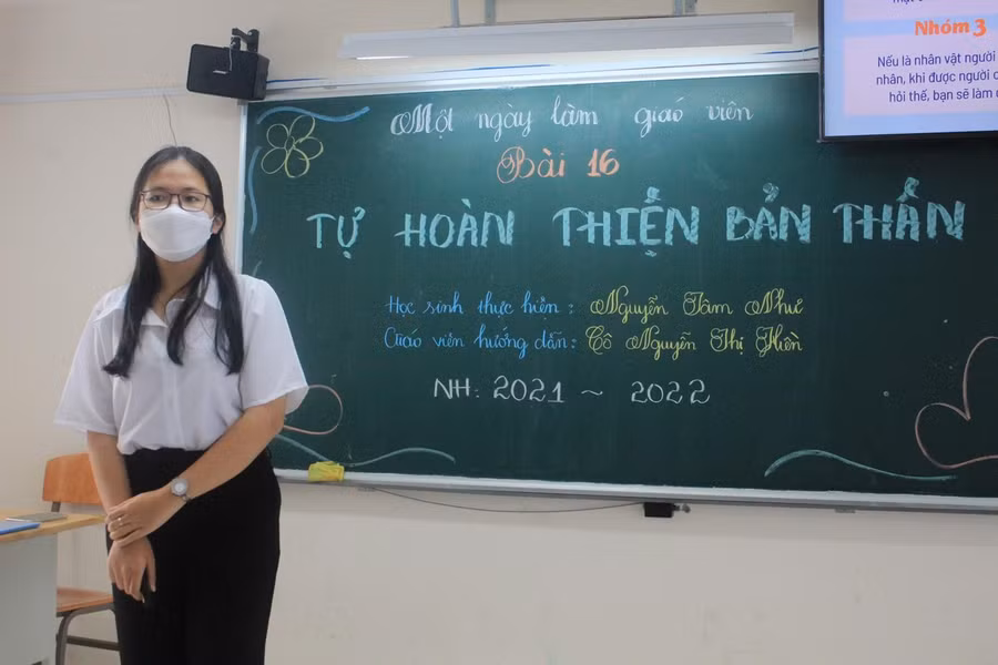 Học sinh Trường THPT Nguyễn Du tham gia trải nghiệm hoạt động "một ngày làm giáo viên".