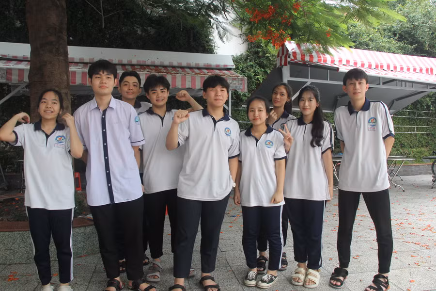 Thí sinh tại điểm thi Trường THCS Âu Lạc tự tin bước vào môn thi Ngoại ngữ.