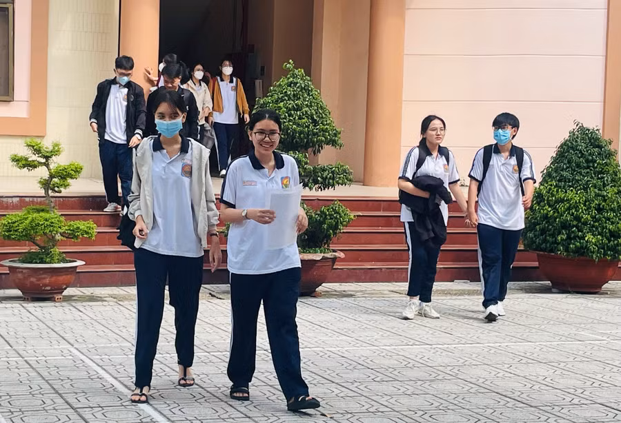 Thí sinh Đồng Nai ra khỏi phòng thi với tâm trạng thoải mái sau khi kết thúc môn thi tổ hợp.