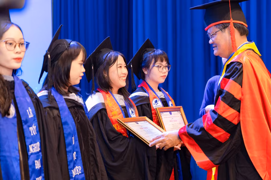 Sinh viên Trường Đại học Mở TPHCM nhận khen thưởng.