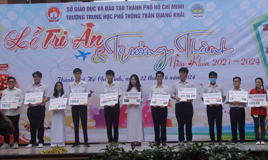 Trường Đại học Công nghiệp TPHCM trao học bổng cho học sinh Trường THPT Trần Quang Khải tại buổi lễ tri ân và trưởng thành.