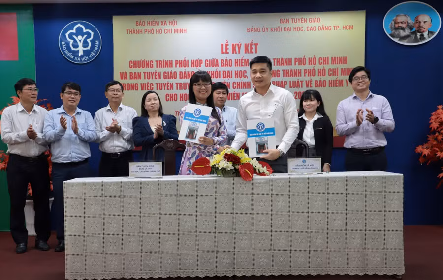 Lãnh đạo Ban Tuyên giáo Đảng ủy Khối ĐH, CĐ TPHCM và Bảo Hiểm xã hội TP tổ chức ký kết phối hợp.