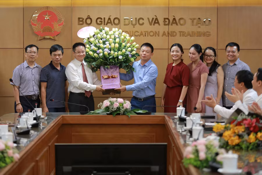 Ông Phùng Công Sưởng - Phó Tổng biên tập báo Tiền Phong tặng hoa chúc mừng ông Nguyễn Việt Hùng nhận nhiệm vụ mới. Ông Phùng Công Sưởng - Phó Tổng biên tập báo Tiền Phong tặng hoa chúc mừng ông Nguyễn Việt Hùng nhận nhiệm vụ mới.