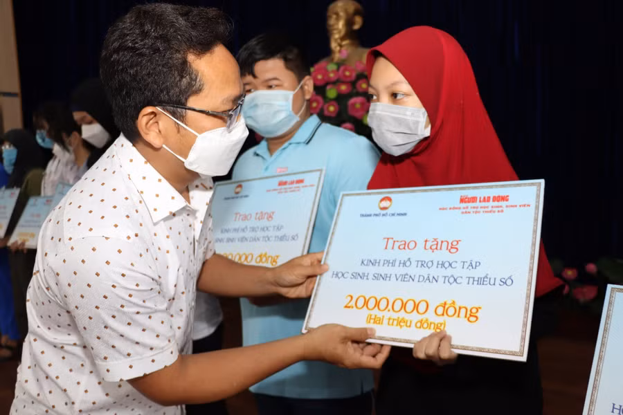 Ông Phạm Minh Tuấn, Phó Chủ tịch Ủy ban MTTQ Việt Nam TPHCM trao kinh phí học tập cho học sinh, sinh viên.