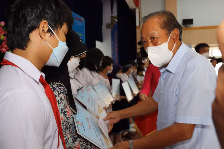 Nguyên Phó Thủ tướng Thường trực Trương Hòa Bình trao kinh phí học tập cho các em học sinh, sinh viên dân tộc thiểu số.