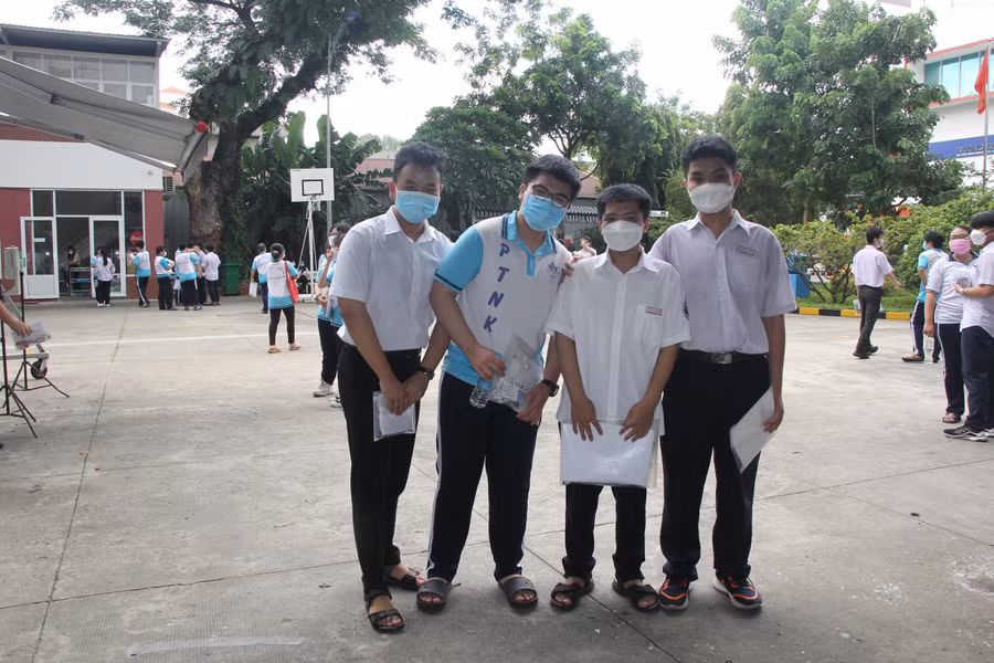 Thí sinh tại điểm Trường Trung học Thực hành Sài Gòn tự tin trước khi vào thi môn Toán.