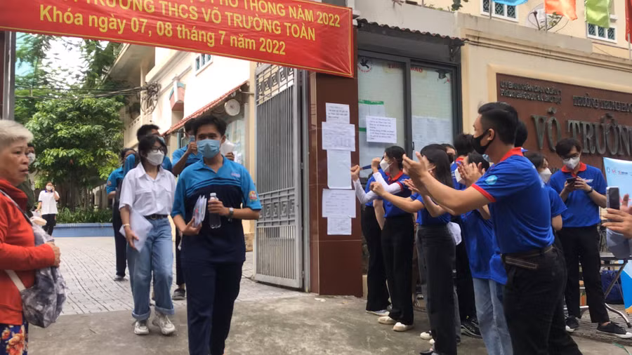 Tình nguyện viên tại điểm thi Trường THCS Võ Trường Toản vỗ tay cỗ vũ các thí sinh.