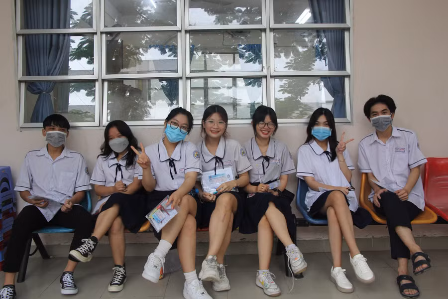 Nhiều thí sinh tại điểm thi Trường THPT Giồng Ông Tố đều có tâm lý vui vẻ thoải mái khi bước vào môn thi Ngữ văn. Nhiều thí sinh tại điểm thi Trường THPT Giồng Ông Tố đều có tâm lý vui vẻ thoải mái khi bước vào môn thi Ngữ văn.