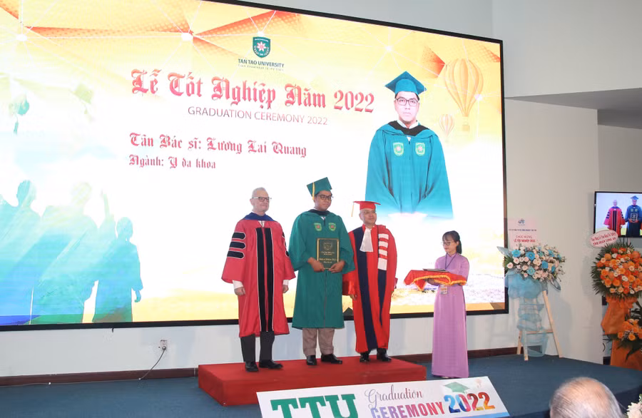 Trường TTU trao bằng tốt nghiệp cho tân bác sĩ.