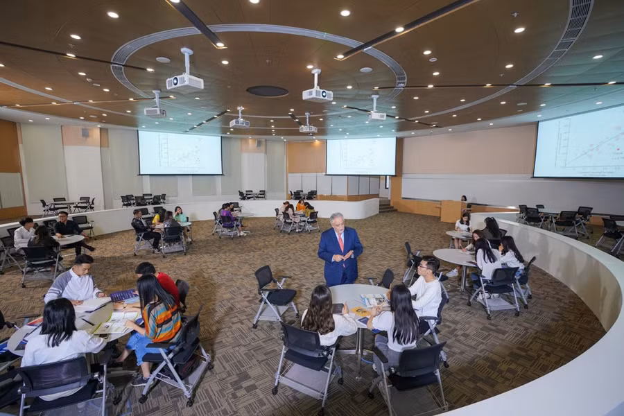 Thư viện kỹ thuật số rộng 4.000m2 với nguồn tài liệu khổng lồ, hoạt động 24/7, là trái tim của Đại học VinUni, là nơi lý tưởng cho việc học nhóm, nghiên cứu và bàn thảo các dự án khởi nghiệp.