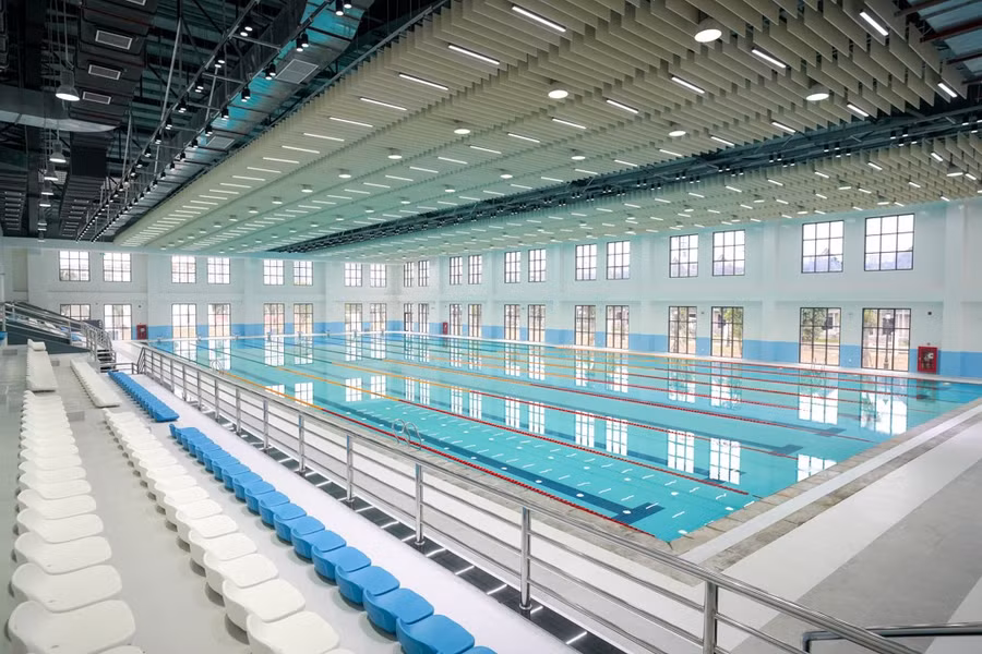 Khu liên hợp thể thao có nhà thể thao diện tích 4.000m2, gồm bể bơi trong nhà chuẩn Olympic kích thước 50mx20m, sân bóng, phòng gym, khu thể dục đa năng; sân vận động và khu thể thao ngoài trời.