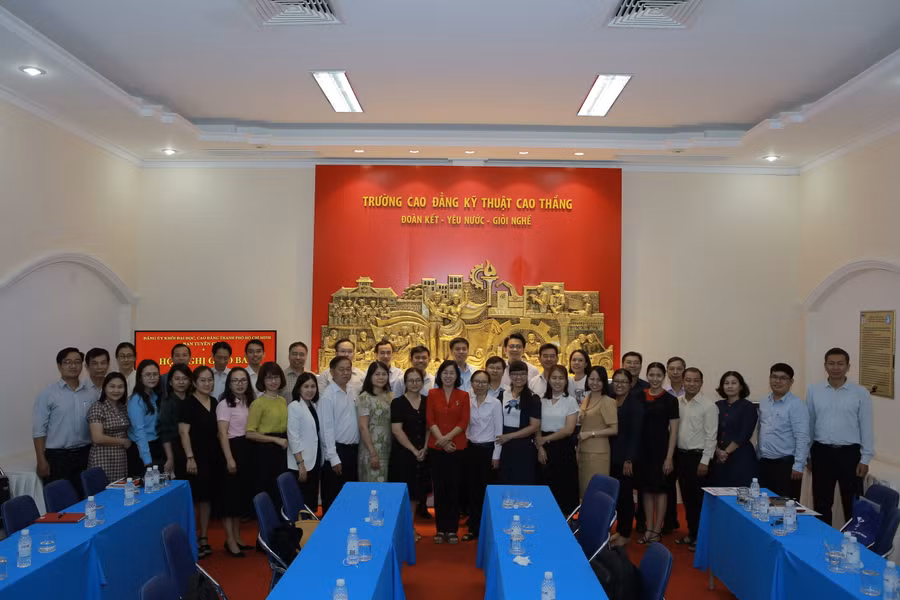 Các đại biểu tham gia hội nghị. Các đại biểu tham gia hội nghị.