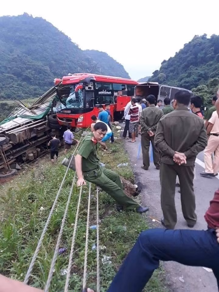 Hiện trường vụ tai nạn giữa xe khách và xe tải tại Km 501+ 100, đường Hồ Chí Minh, thuộc huyện Lạc Sơn( Hoà Bình): nguồn internet