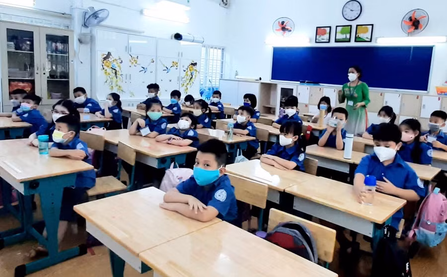 Giáo viên Trường Tiểu học Hoà Bình đã thành lập các nhóm Zalo hoặc Viber để kịp thời thông tin việc học tập của em con đến phụ huynh .