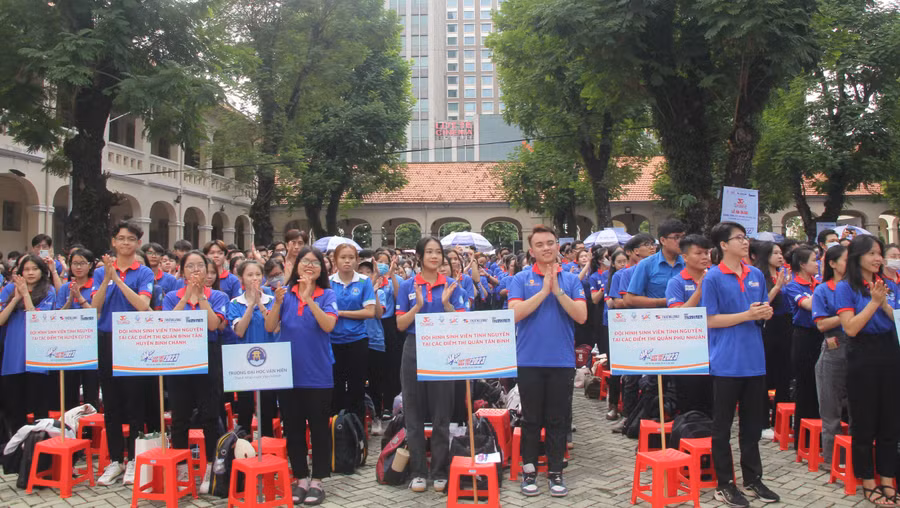 Hơn 3.000 sinh viên tình nguyện tham gia hỗ trợ trực tiếp cho thí sinh tại các điểm thi tốt nghiệp THPT và hỗ trợ điều tiết giao thông tại các giao lộ trọng yếu. Hơn 3.000 sinh viên tình nguyện tham gia hỗ trợ trực tiếp cho thí sinh tại các điểm thi tốt nghiệp THPT và hỗ trợ điều tiết giao thông tại các giao lộ trọng yếu.