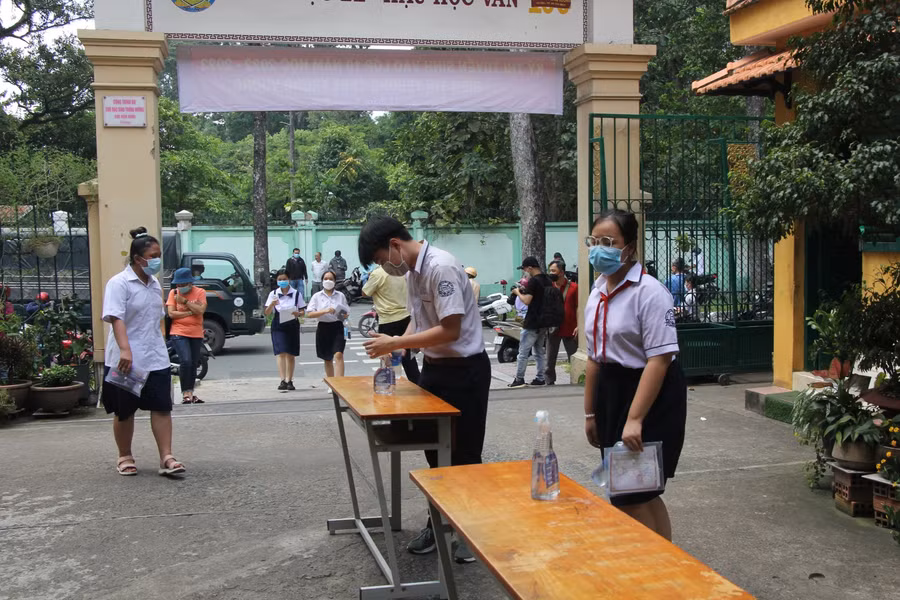 Thí sinh rửa tay sát khuẩn khi đến điểm thi Trường THPT Trưng Vương.