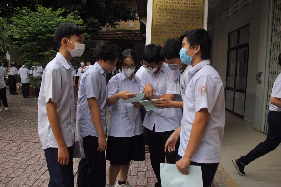 Thí sinh tại Trường THSC Trần Văn Ơn bàn luận sôi nổi sau khi kết thúc môn thi Anh văn.