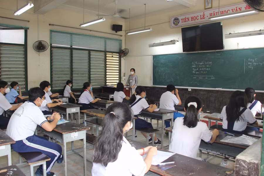 Tại điểm thi Trường THPT Trưng Vương các thi sinh có mặt tại phòng thi từ rất sớm.