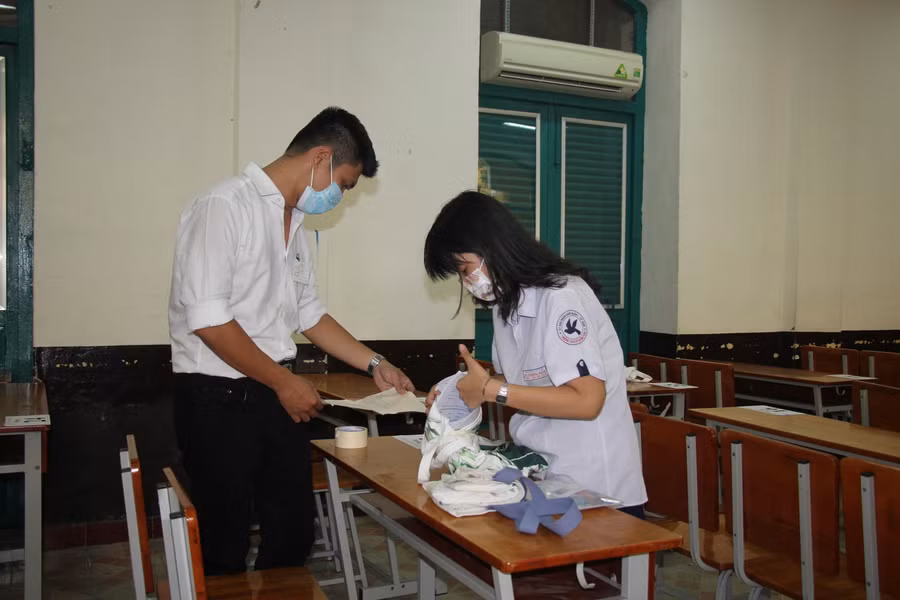 Thí sinh đang gửi vật dụng cá nhân tại điểm thi Trường THPT Trưng Vương.