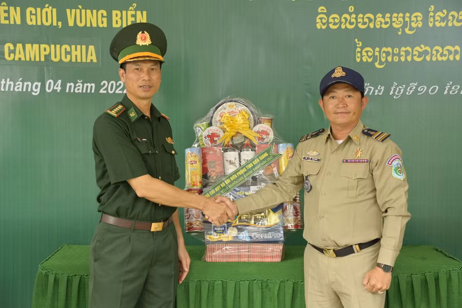Lãnh đạo Biên phòng Kiên Giang chúc Tết lực lượng bảo vệ biên giới nước bạn Campuchia.
