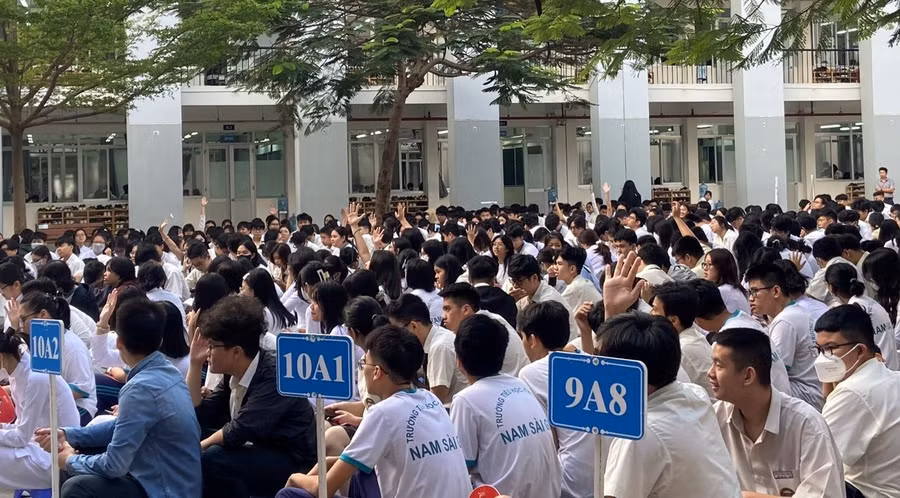 Học sinh trường THPT Nam Sài Sòn hăng hái giơ tay phát biểu.