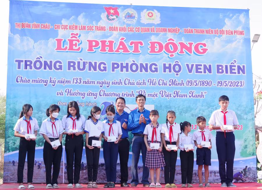 Trao học bổng cho các em học sinh nghèo có hoàn cảnh khó khăn.