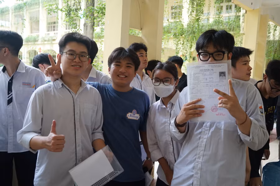 Nhiều thí sinh thêm phần tự tin khi được ngồi cùng phòng thi với bạn học.