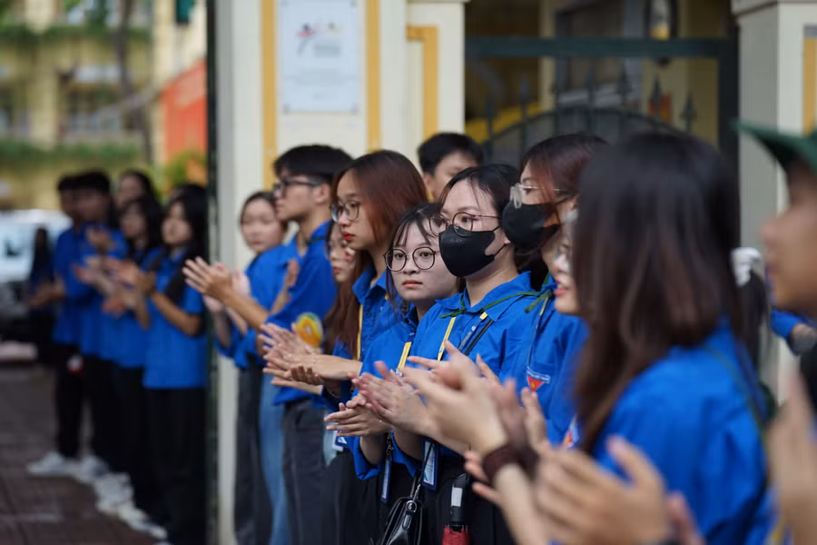 Thanh niên tình nguyện chào đón, động viên thí sinh tại các cổng điểm thi.
