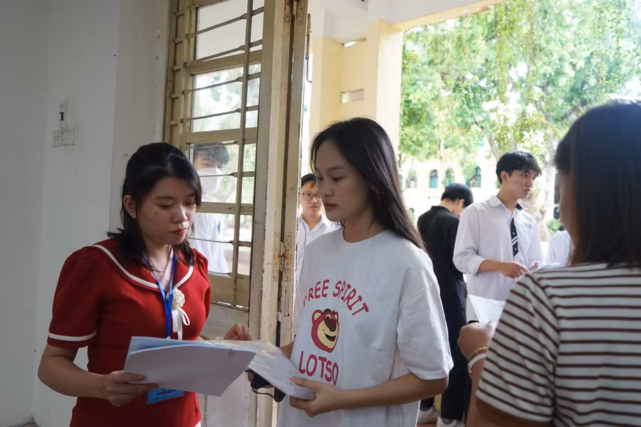 Công tác kiểm tra danh sách thí sinh dự thi được thực hiện nghiêm túc.