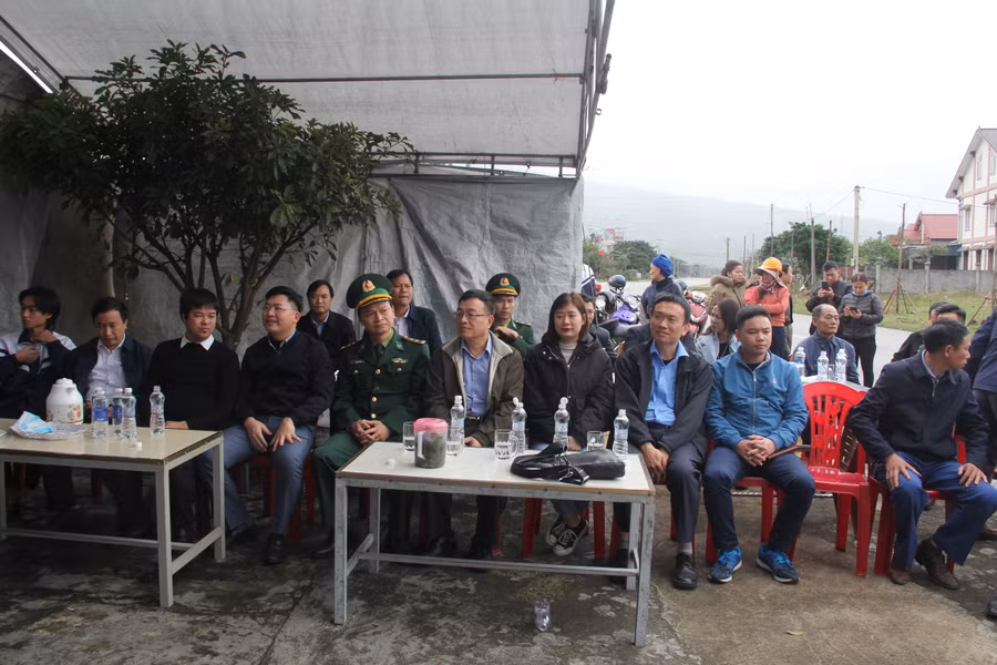 Các đại biểu tham dự lễ khởi công xây dựng nhà nhân ái cho chị Nguyễn Thị Tuyết tại xã Kỳ Nam, thị xã Kỳ Anh (Hà Tĩnh).