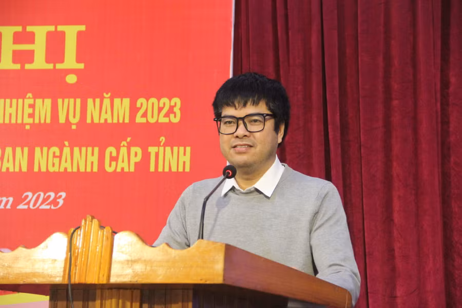 Ông Nguyễn Văn Dũng - Trưởng đại diện báo GD&TĐ khu vực Miền Trung - Tây Nguyên chia sẻ một số sáng kiến xây dựng nguồn quỹ khuyến học tại các cấp hội. Ông Nguyễn Văn Dũng - Trưởng đại diện báo GD&TĐ khu vực Miền Trung - Tây Nguyên chia sẻ một số sáng kiến xây dựng nguồn quỹ khuyến học tại các cấp hội.