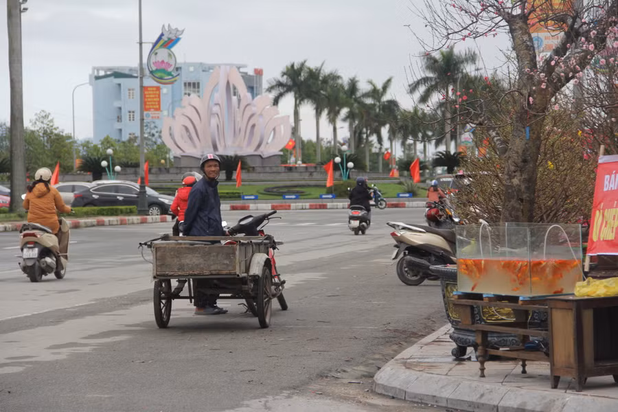 ... dịch vụ “chở Tết về nhà” tại thành phố Hà Tĩnh không còn tất bật như những năm trước. (Ảnh: Phương Hồ).